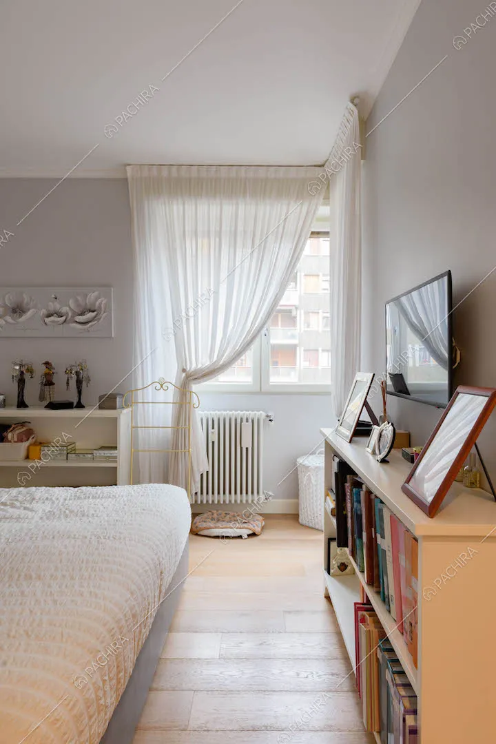 Pavimento in parquet nella camera da letto matrimoniale con tv sospesa