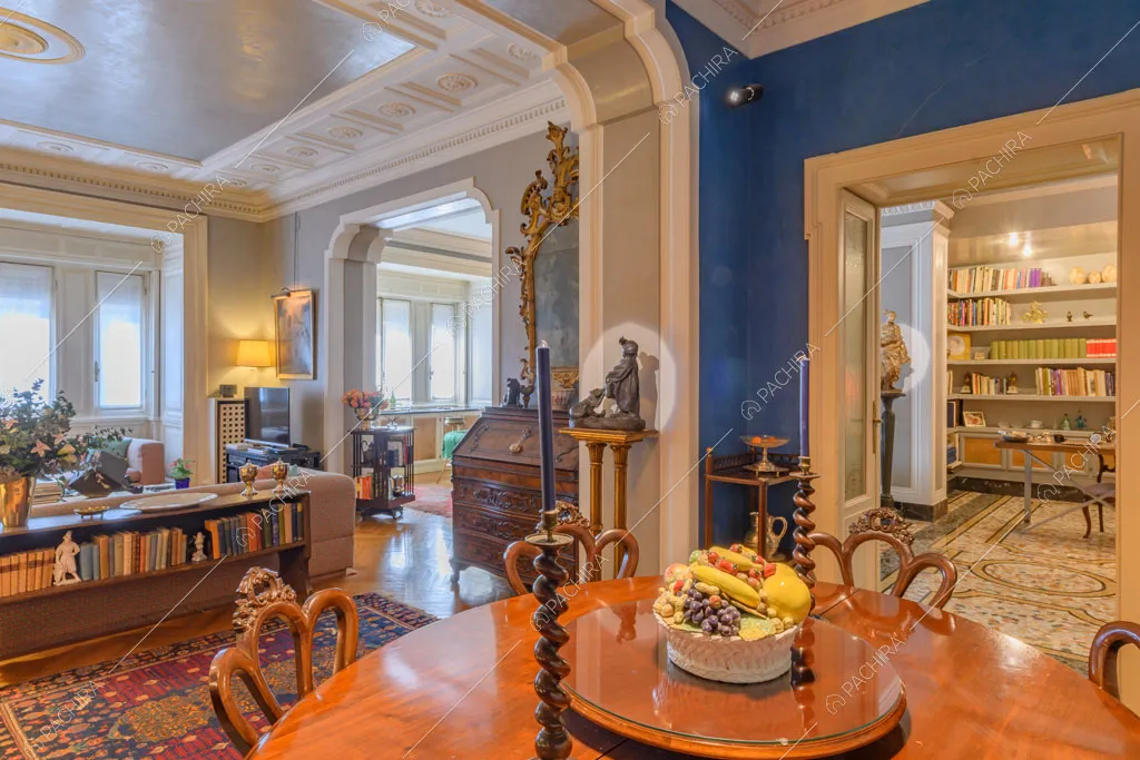 Sala da pranzo con pareti blu dell'appartamento Agazzino, location in stile classico a Milano