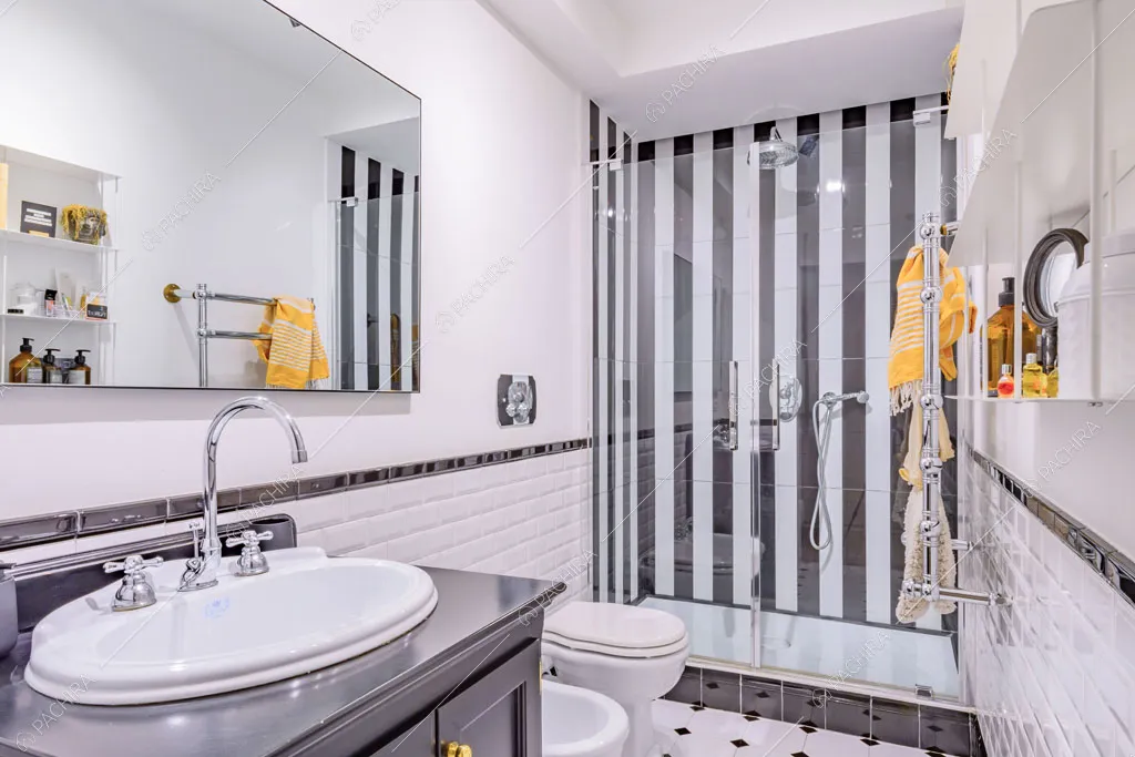 Bagno con pareti in mattoncini dell'appartamento Tramontana, location in stile contemporaneo a Milano