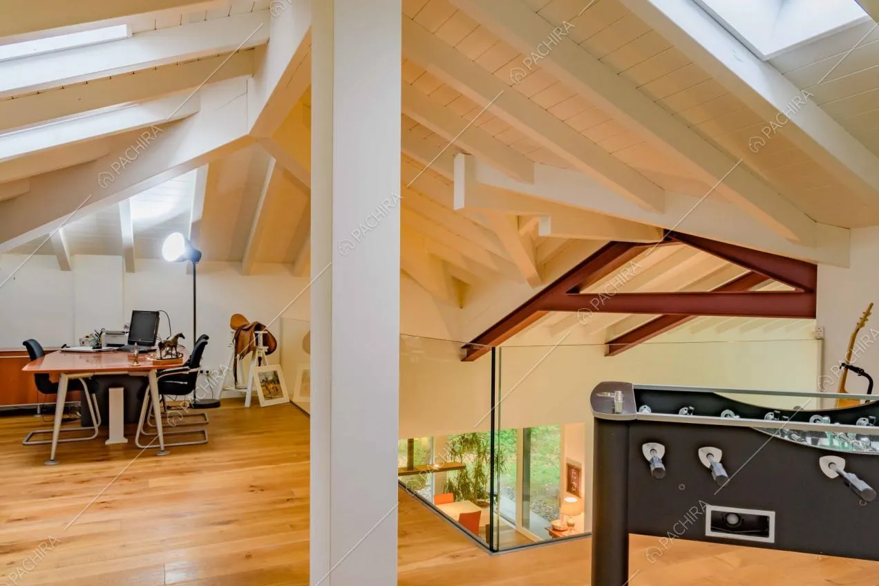 Studio con pavimento in parquet, soffitto bianco in travi in legno e vista sulla zona living sottostante