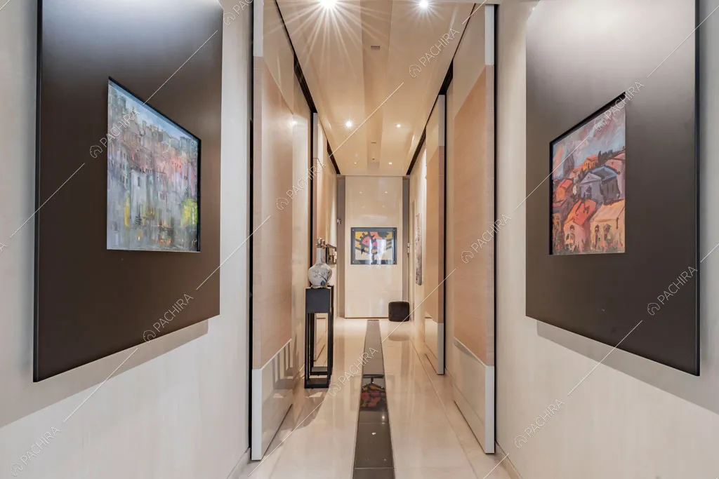Lungo corridoio dell'appartamento Kamala, location in stile contemporaneo a Roma