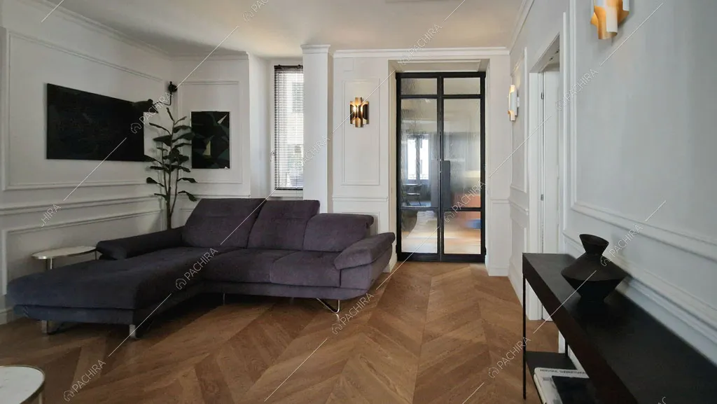 Salotto con pavimento in parquet dell'appartamento Barents, location in stile contemporaneo a Roma