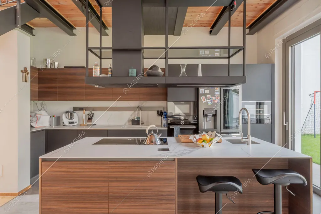 Travi a vista sul soffitto della cucina della villa Eiger, location in stile moderno a Monza