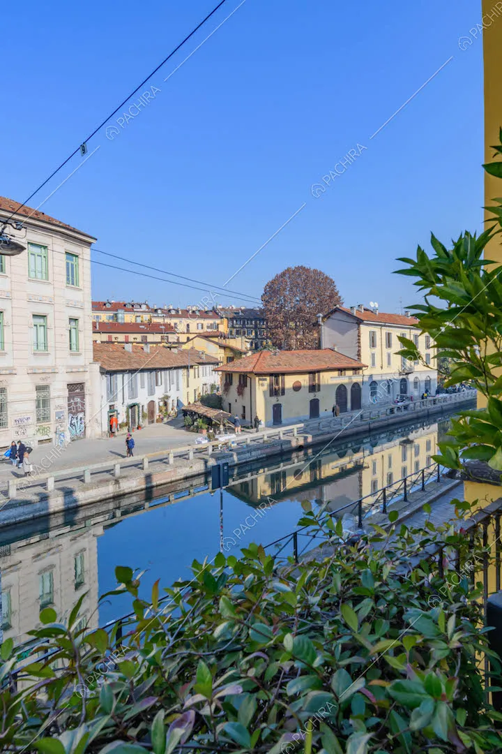 Dalla terrazza con piante vista sul Naviglio