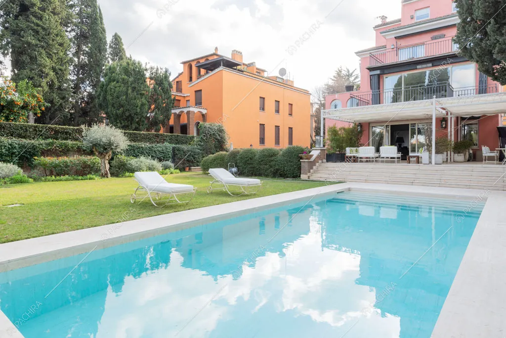 Piscina della villa Espero, location in stile contemporaneo a Roma