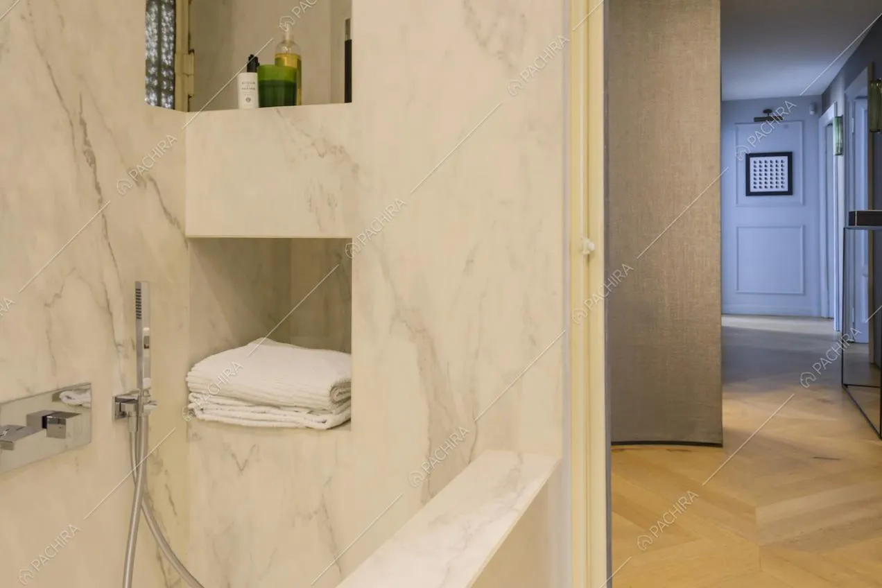 Vasca da bagno e nicchie ricavate nel marmo