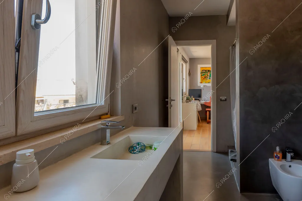 Bagno con pareti grigie della villa Arafura, location in stile contemporaneo a Roma
