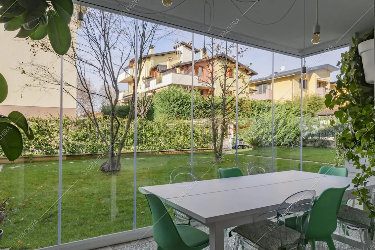 Veranda con tavolo da pranzo