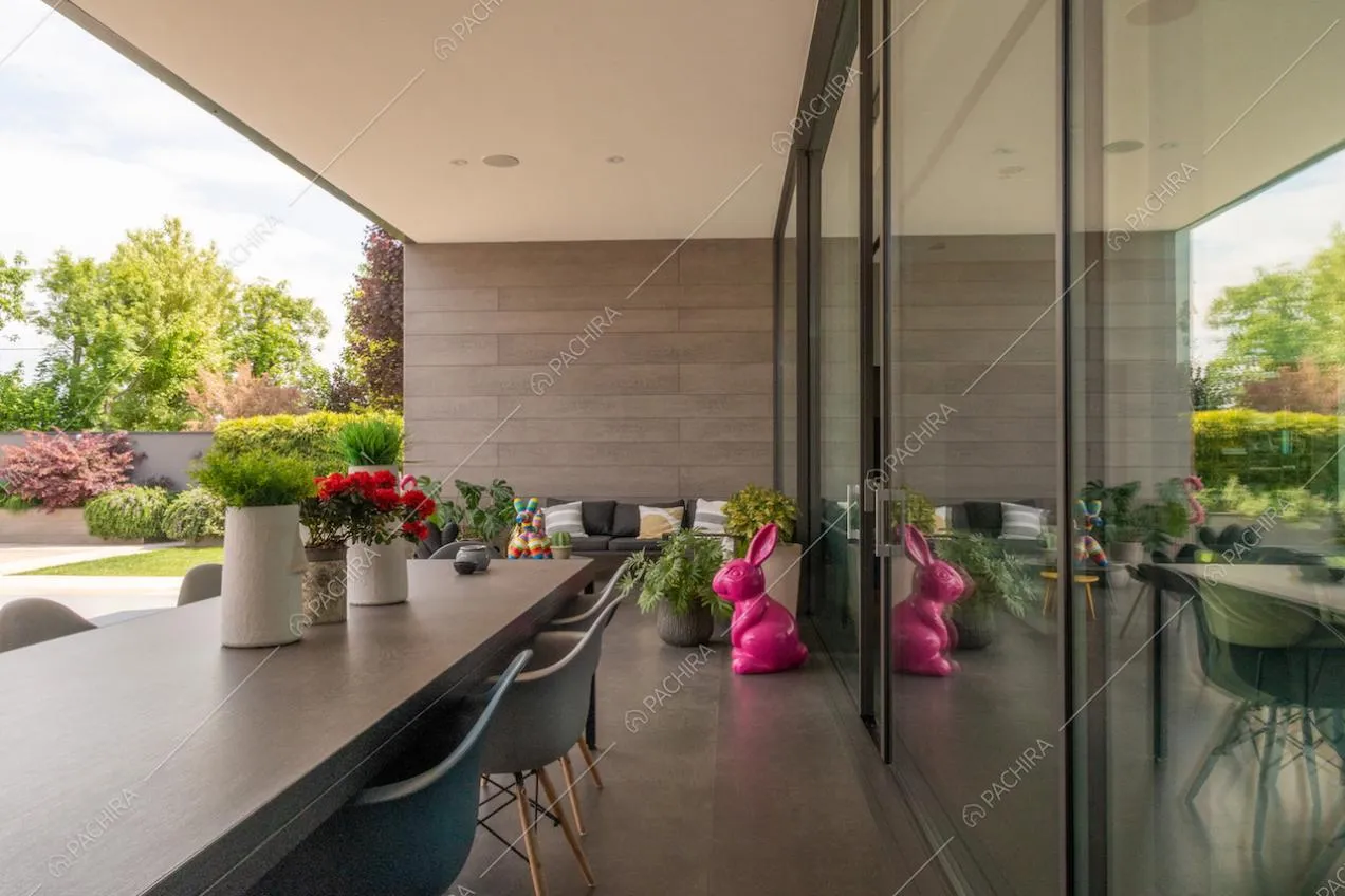 Veranda con ampie vetrate e tavolo da pranzo