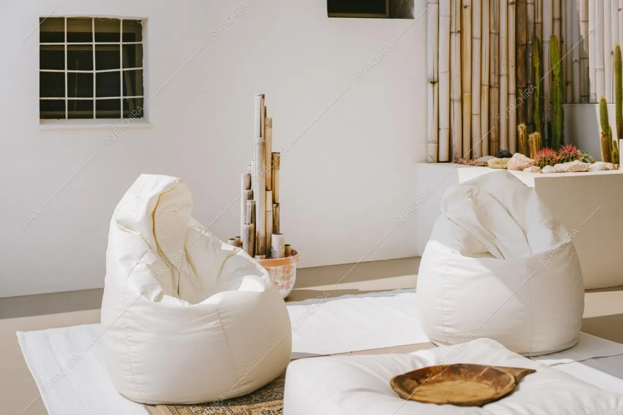 Pouf bianchi sulla terrazza