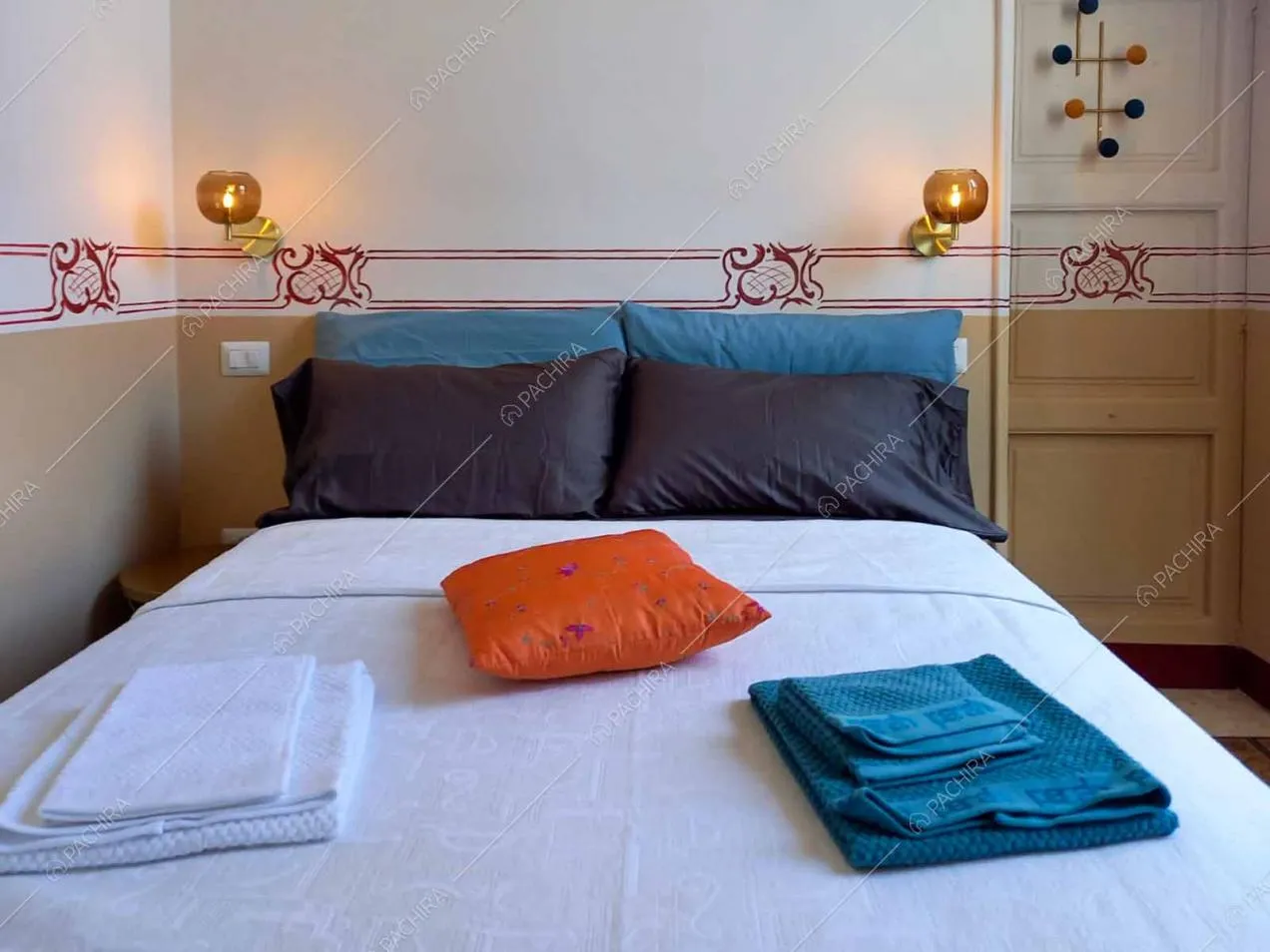 Camera da letto dell'appartamento Ebro, location in stile liberty a Lecce