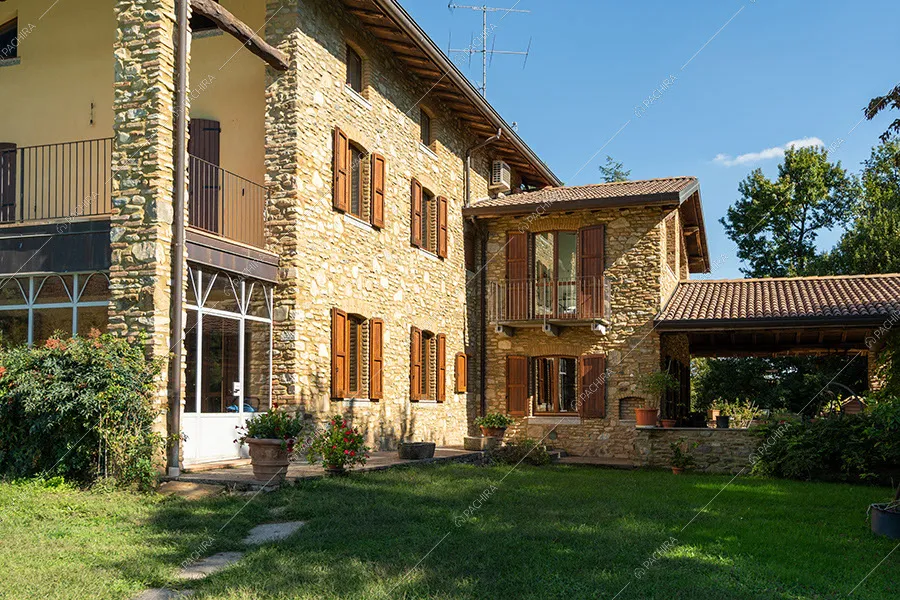 Giardino della villa Rhone, location in stile rustico a Lecco