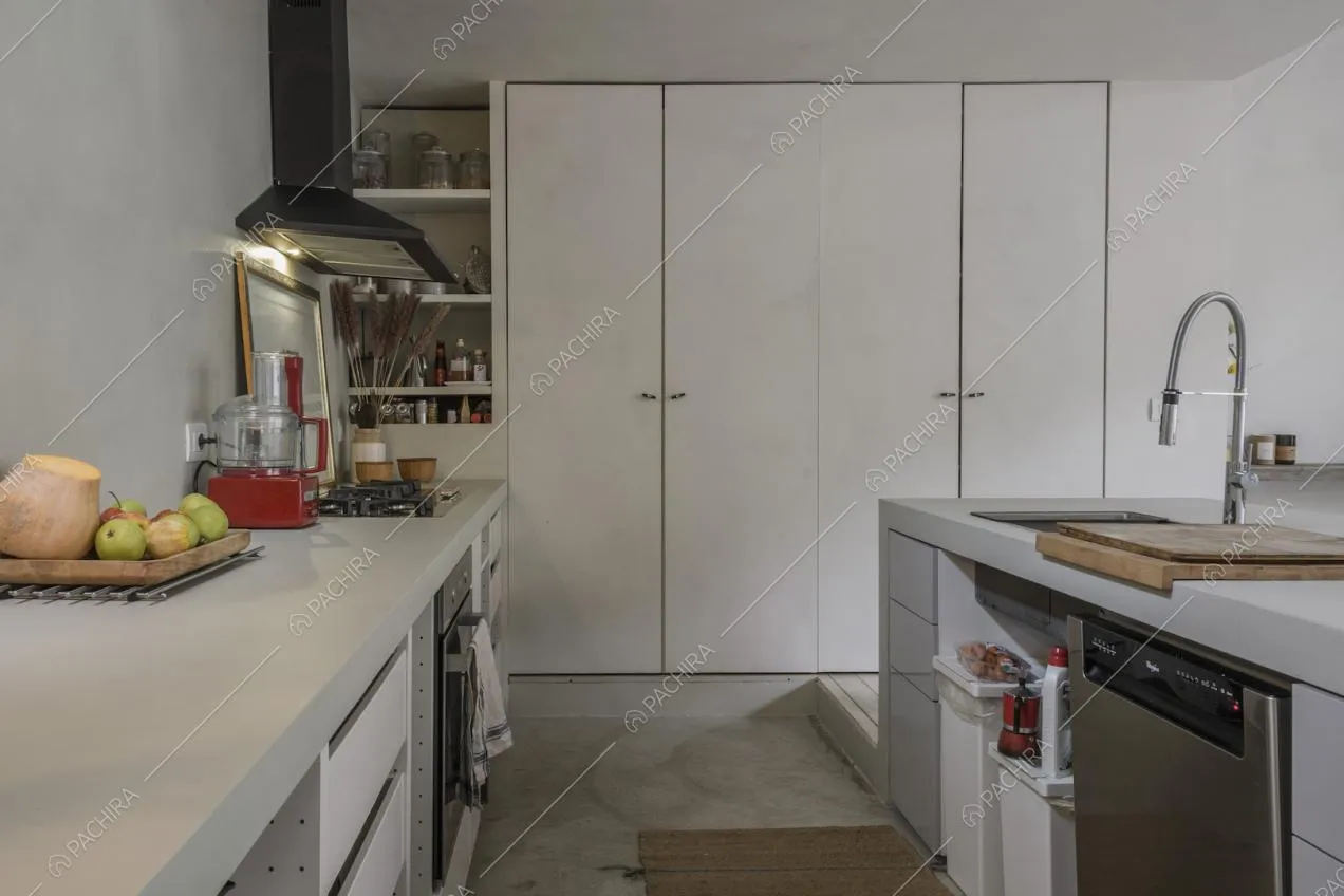 Dettaglio della cucina a vista attrezzata