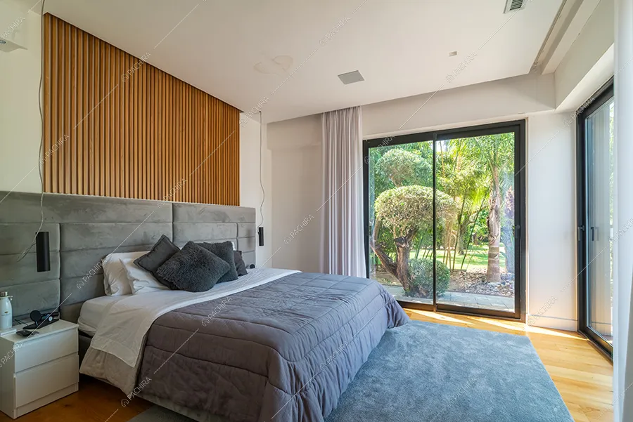 Camera da letto della villa Argon, location in stile moderno a Roma