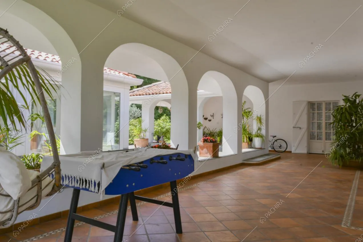Ampia veranda con numerosi archi, pavimento in piastrelle e biliardino