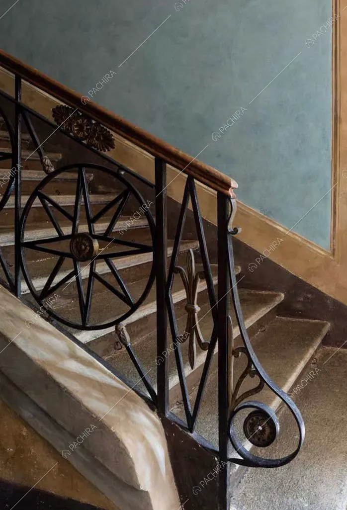 Scale dell'appartamento Sayan, location in stile classico a Torino