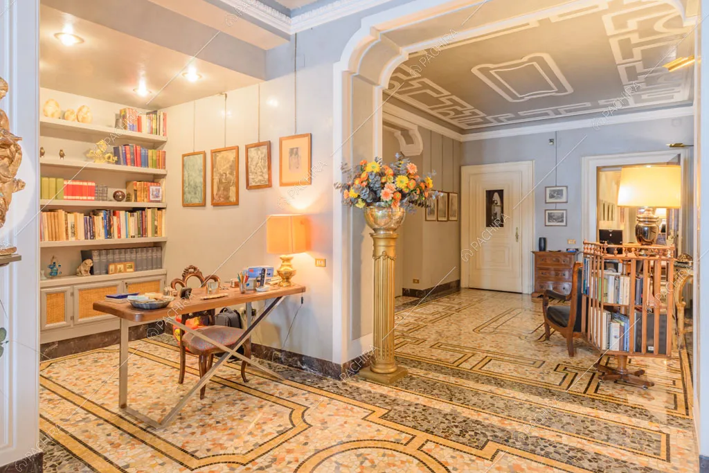 Pavimento in marmo nello studio dell'appartamento Agazzino, location in stile classico a Milano