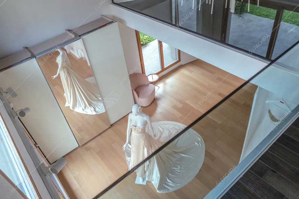 Dal soppalco vista sul salone dell'espositivo Apocino, location in stile contemporaneo a Milano