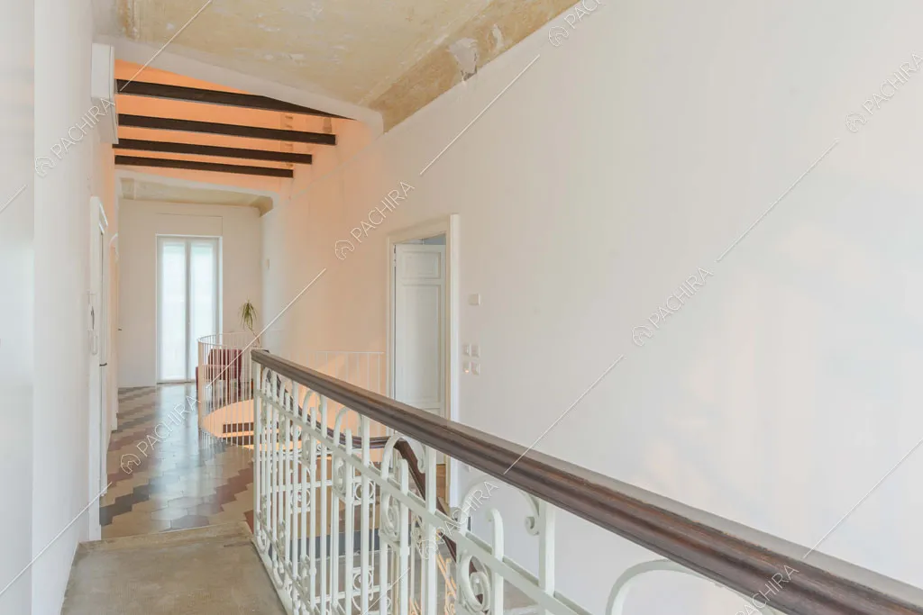 Corridoio del primo piano con vista sulle scale e sul pavimento in cementine
