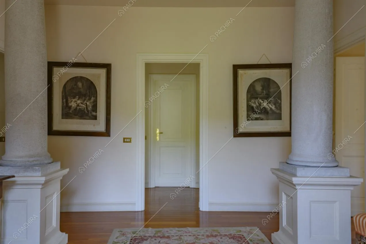Colonne imponenti e quadri appesi alle pareti