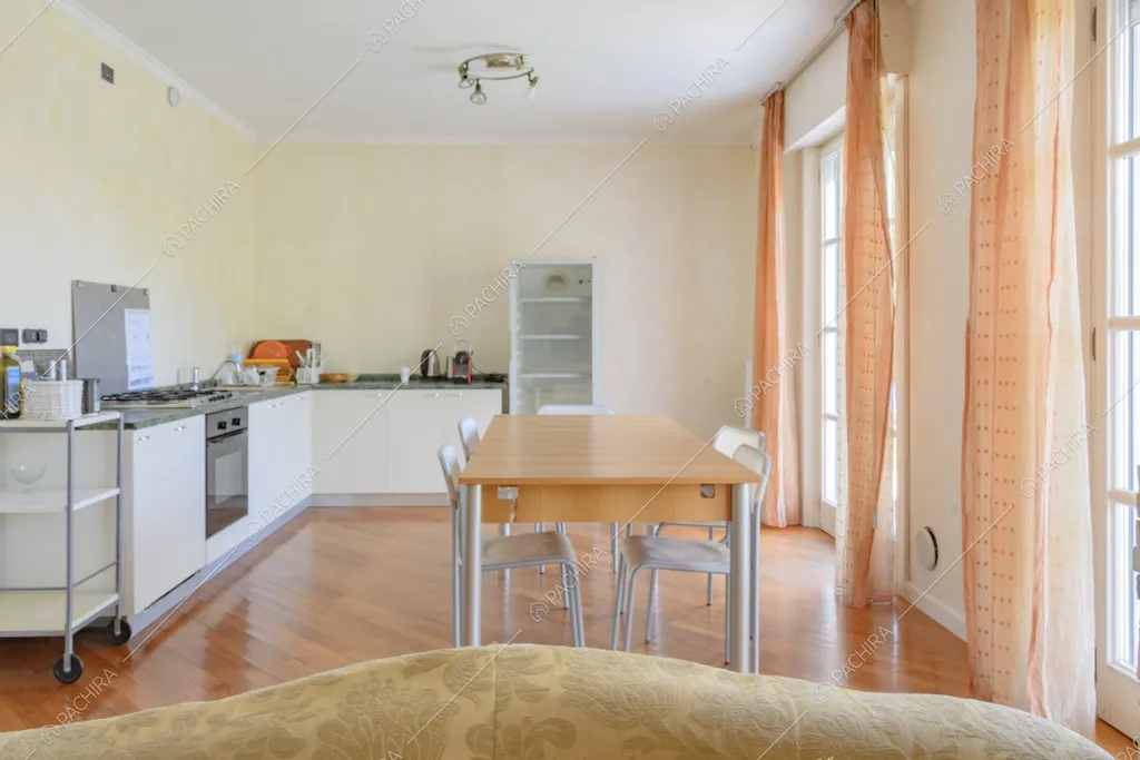 Cucina a parete bianca, parete color pastello e parquet