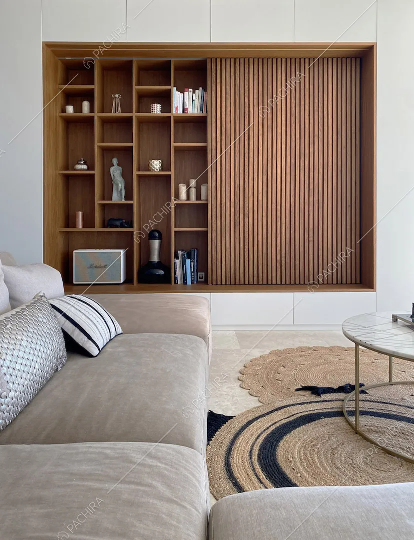 Divano angolare beige e armadio di design nel luminoso salotto