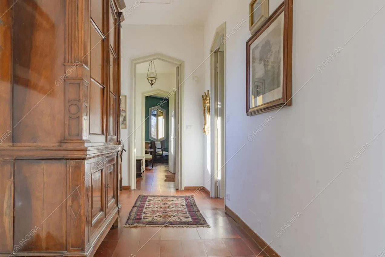 Corridoio con pavimento in cotto, armadio in stile classico e scorcio sulla camera da letto