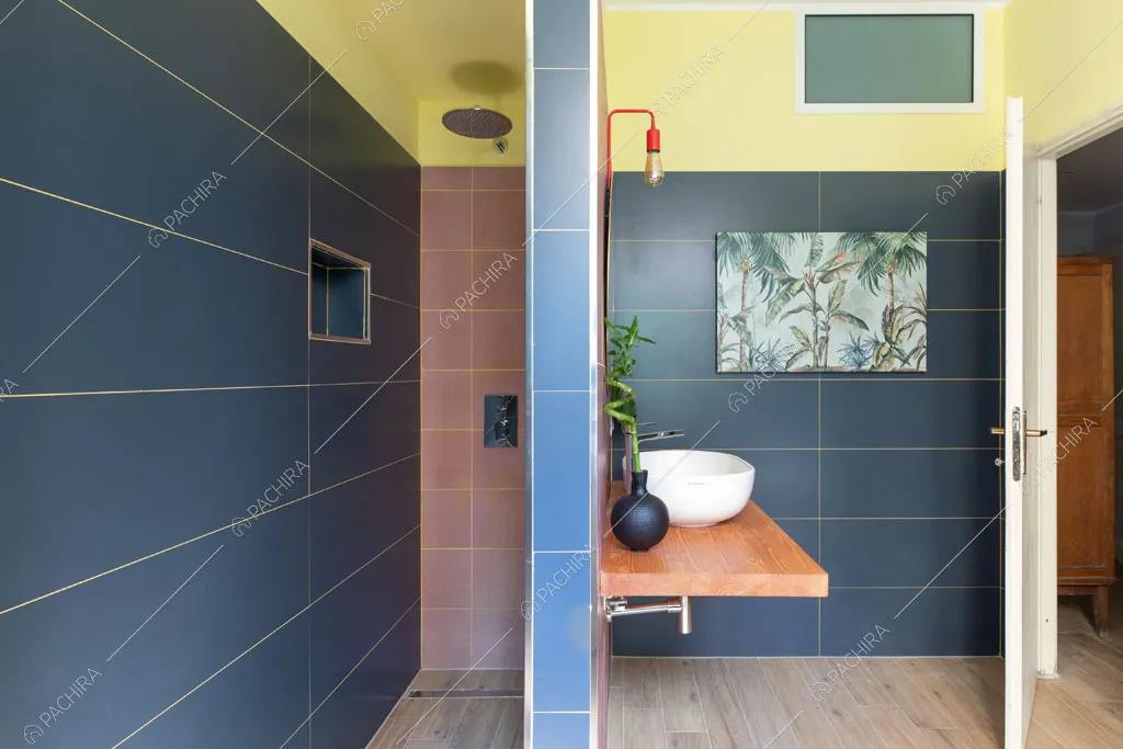 Ampio box doccia nel bagno dell'appartamento Crescione, location in stile contemporaneo a Roma