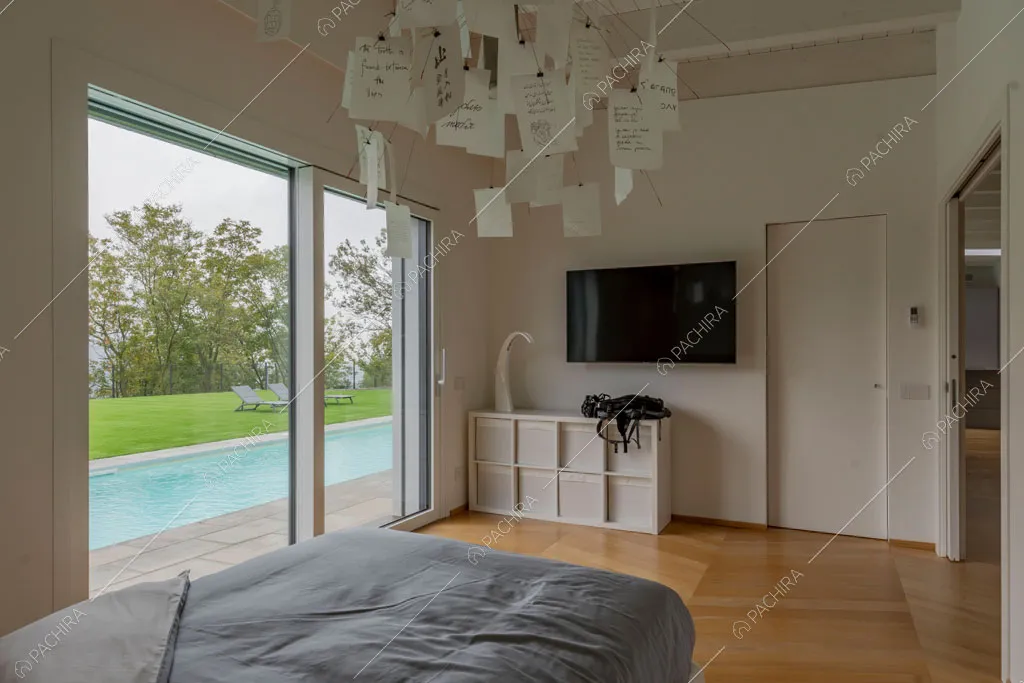 Camera da letto della villa Amazonite, location in stile contemporaneo a Varese