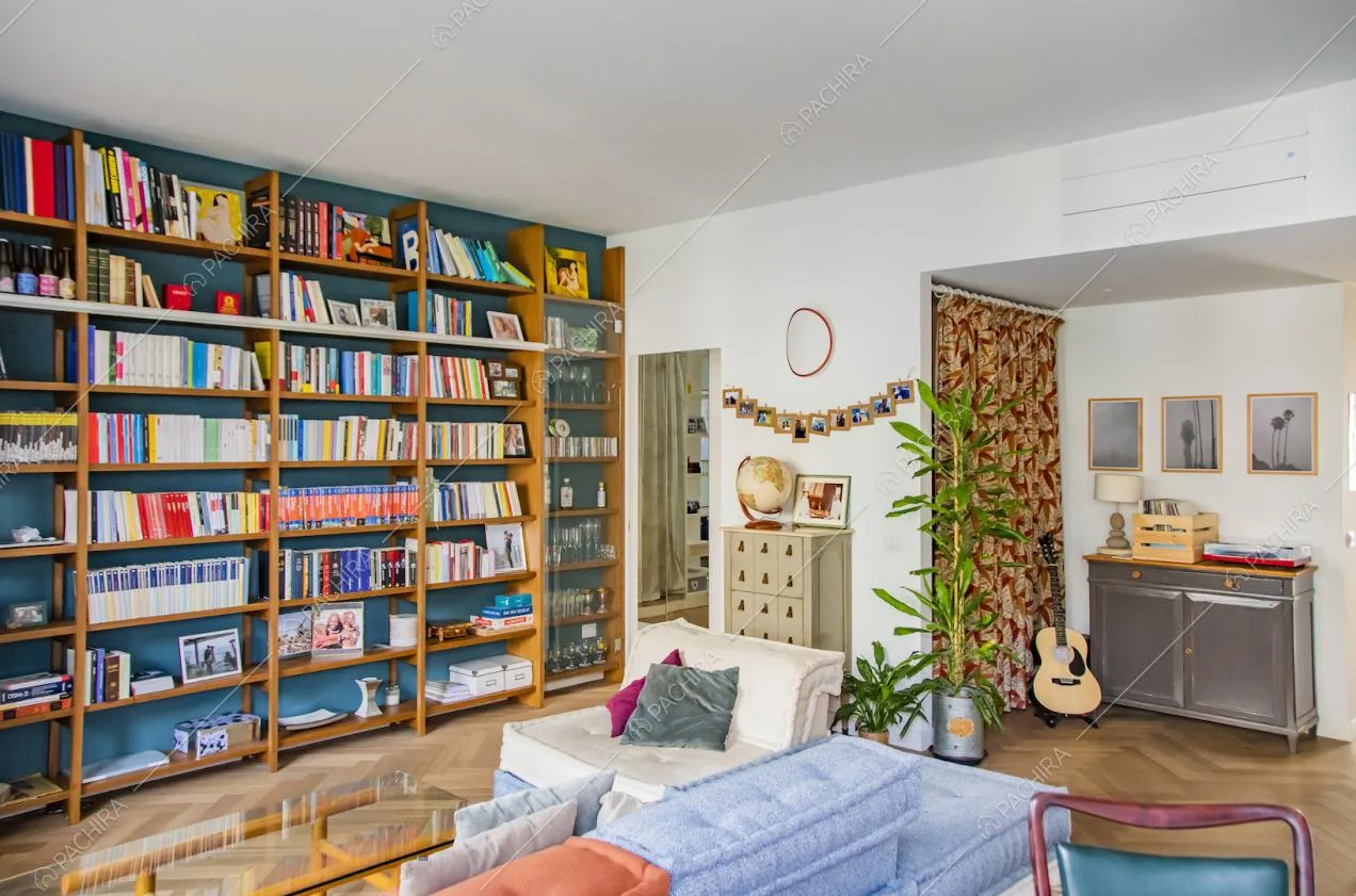 Libreria a parete nel soggiorno della Location Indaco