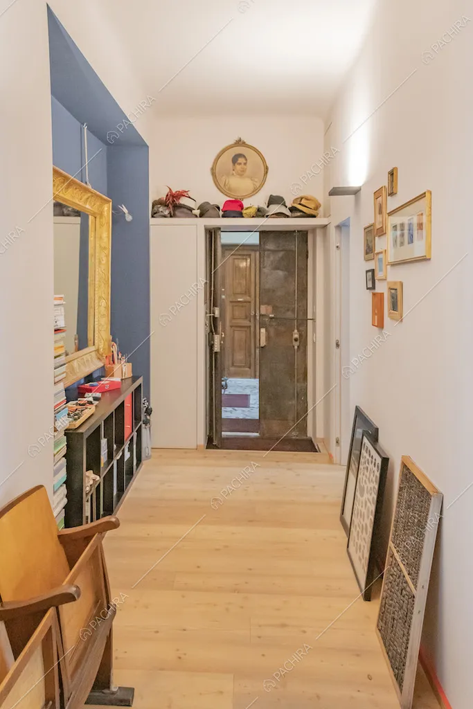 Porta d'ingresso, specchio a parete con cornice e ritratto d'epoca