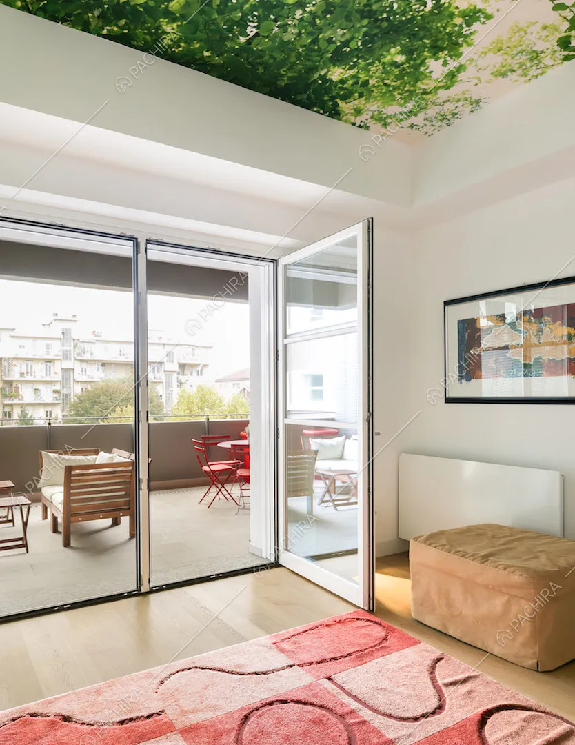 Salotto con pavimento in parquet e carta da parati sul soffitto