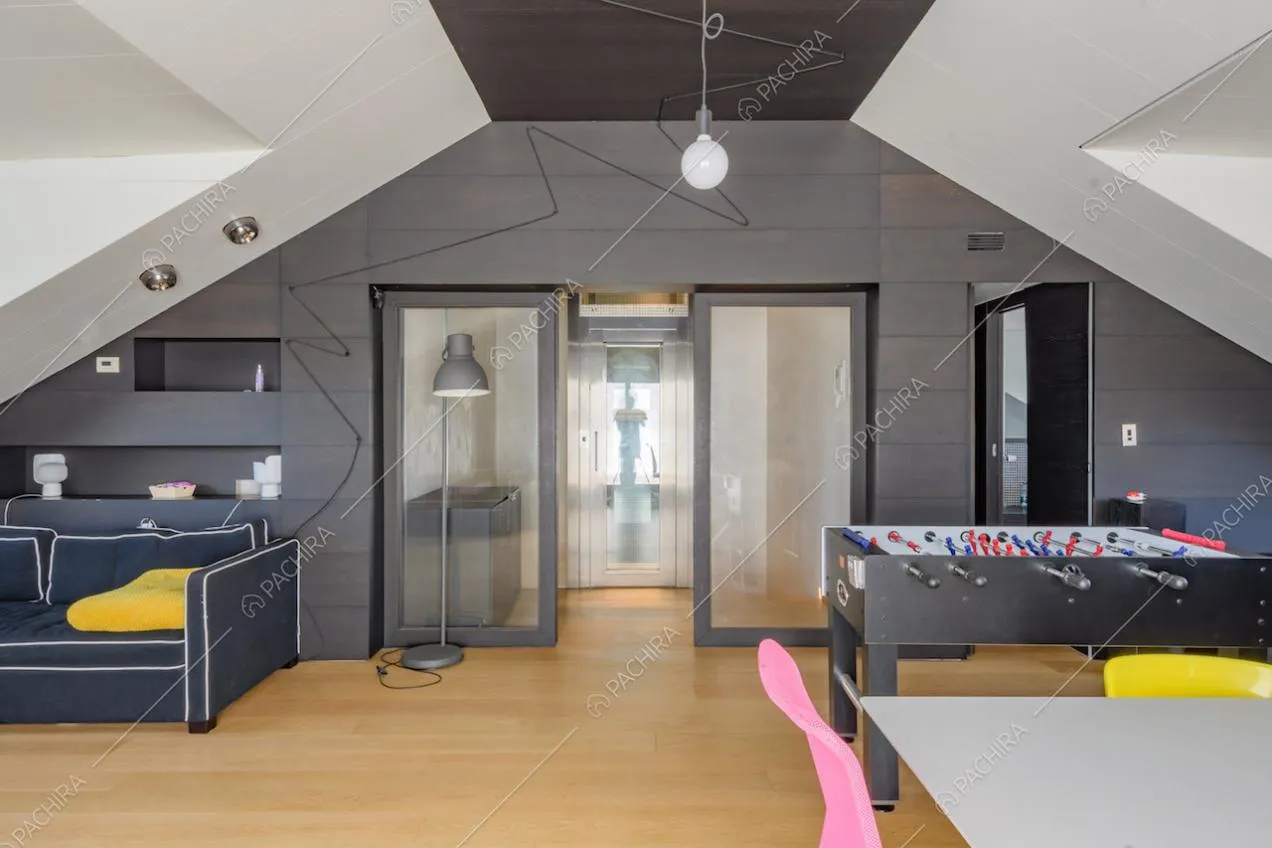 Pavimento in parquet nella sala con tavolo da pranzo bianco