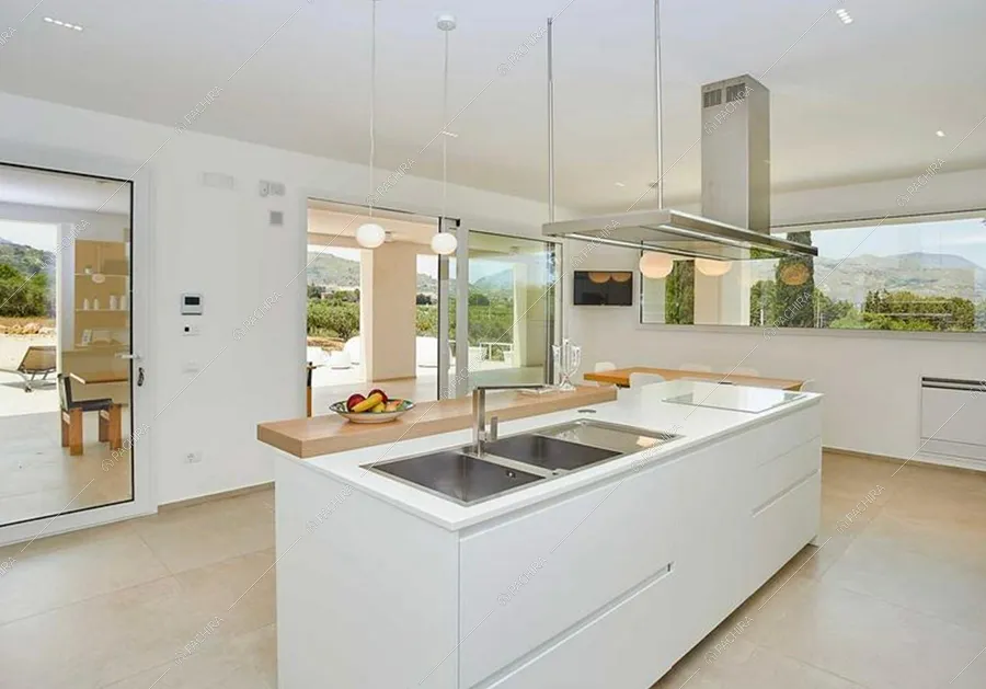 Cucina a isola della villa Godavari, location in stile moderno a Trapani