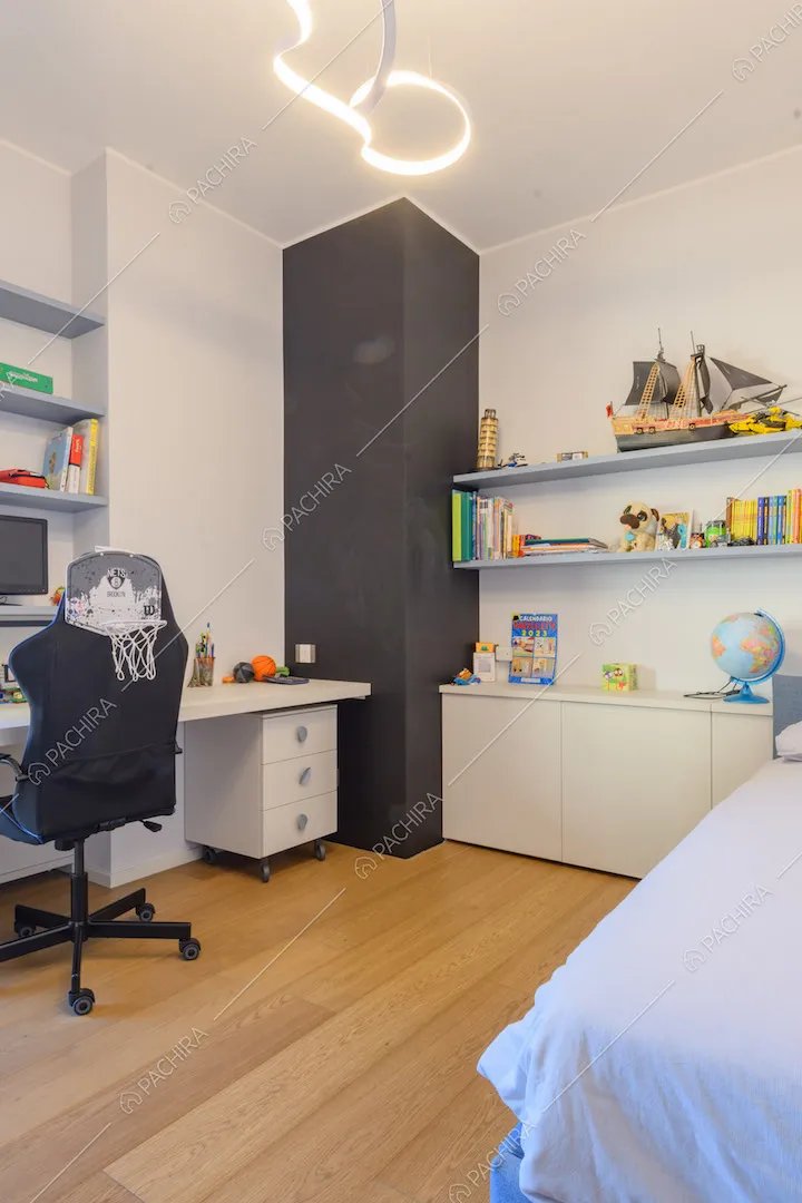 Camera da letto con pareti bianche e nere, scrivania e pavimento in parquet
