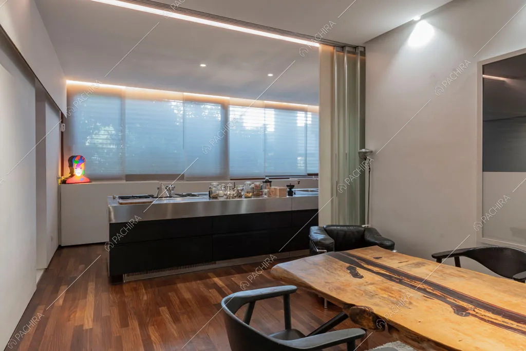 Cucina a vista dell'appartamento Carpentaria, location in stile contemporaneo a Roma