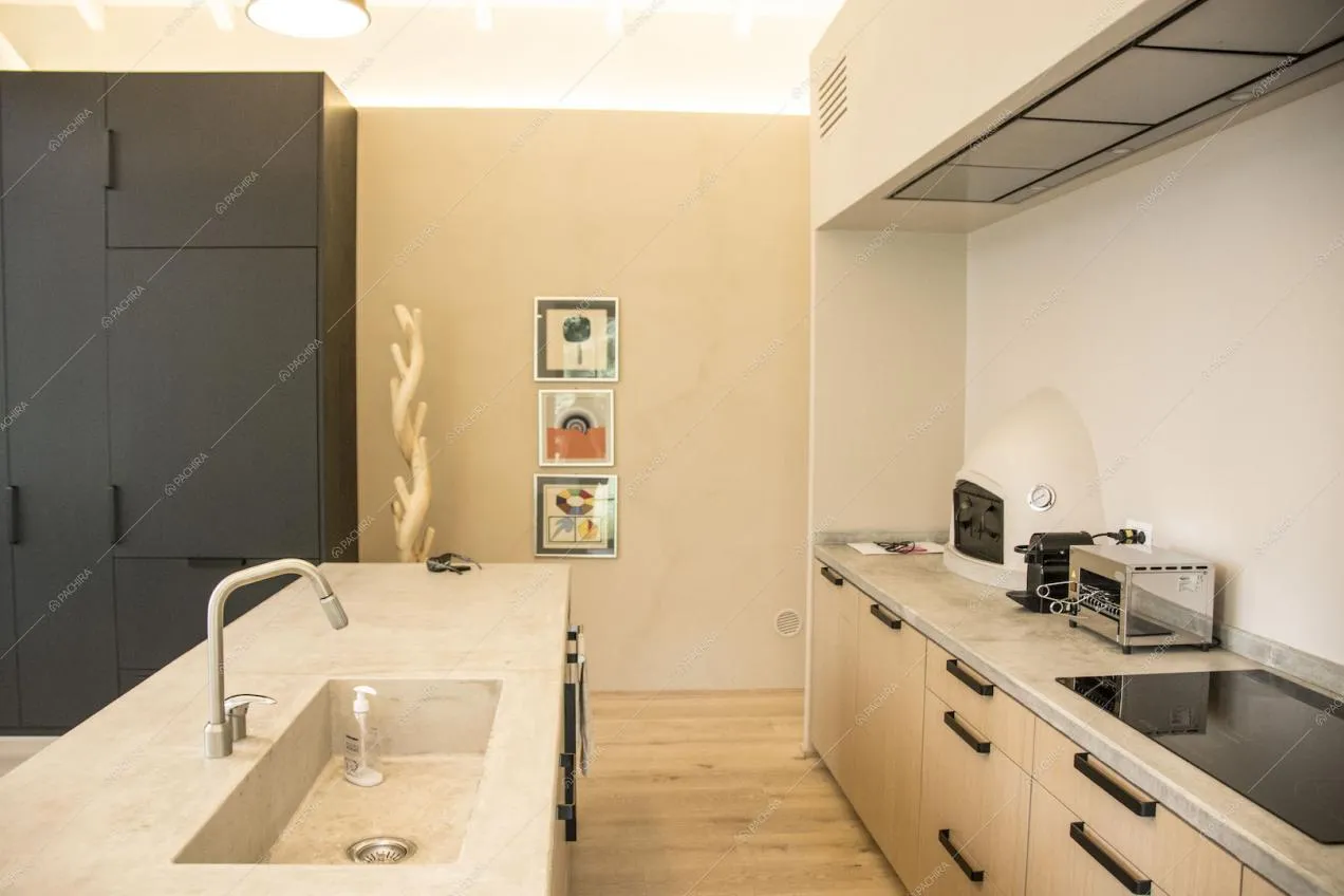 Dettaglio della cucina a isola con cassetti in legno chiaro