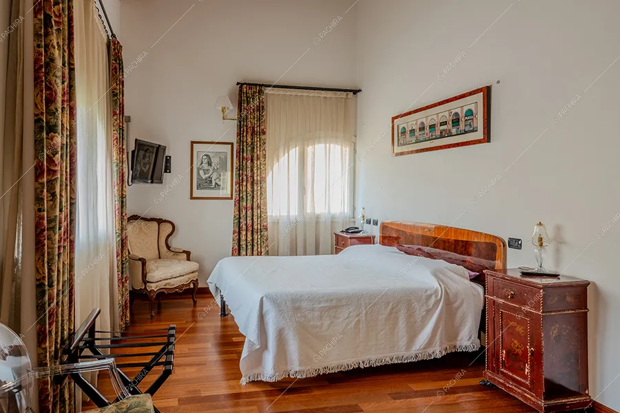 Camera da letto della villa Quito, location in stile classico a Lecco