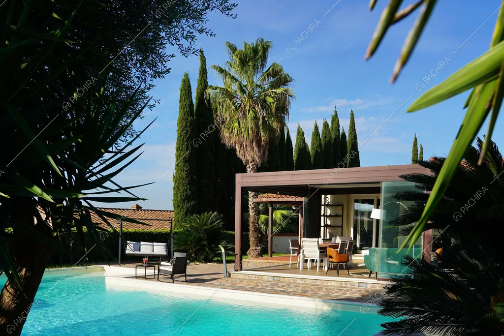 Piscina della villa Altun, location in stile contemporaneo a Roma