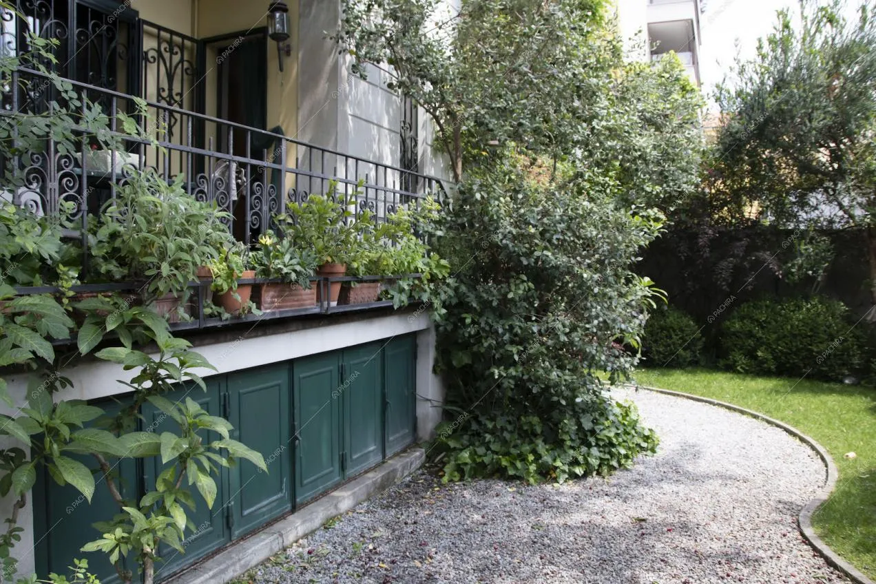 Terrazza e vialetto in ciottolato nel giardino della villa