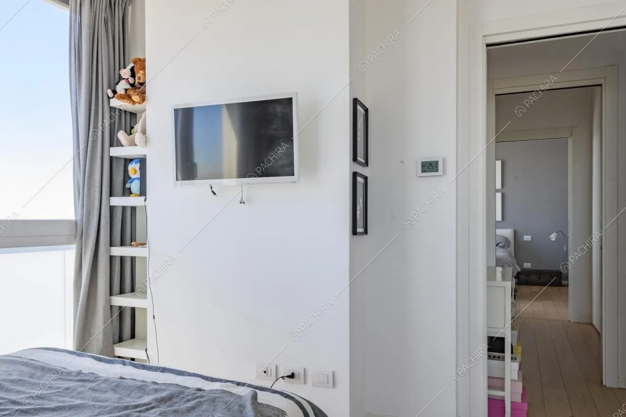 Televisore su parete in camera da letto