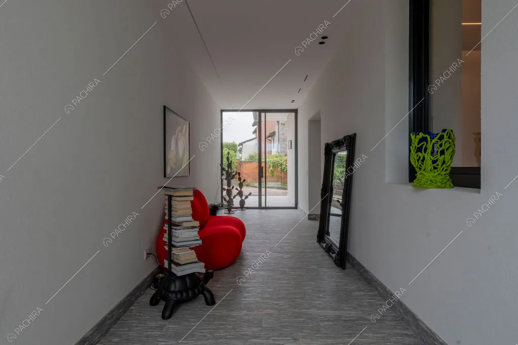 Corridoio della villa Ladoga, location in stile contemporaneo a Varese