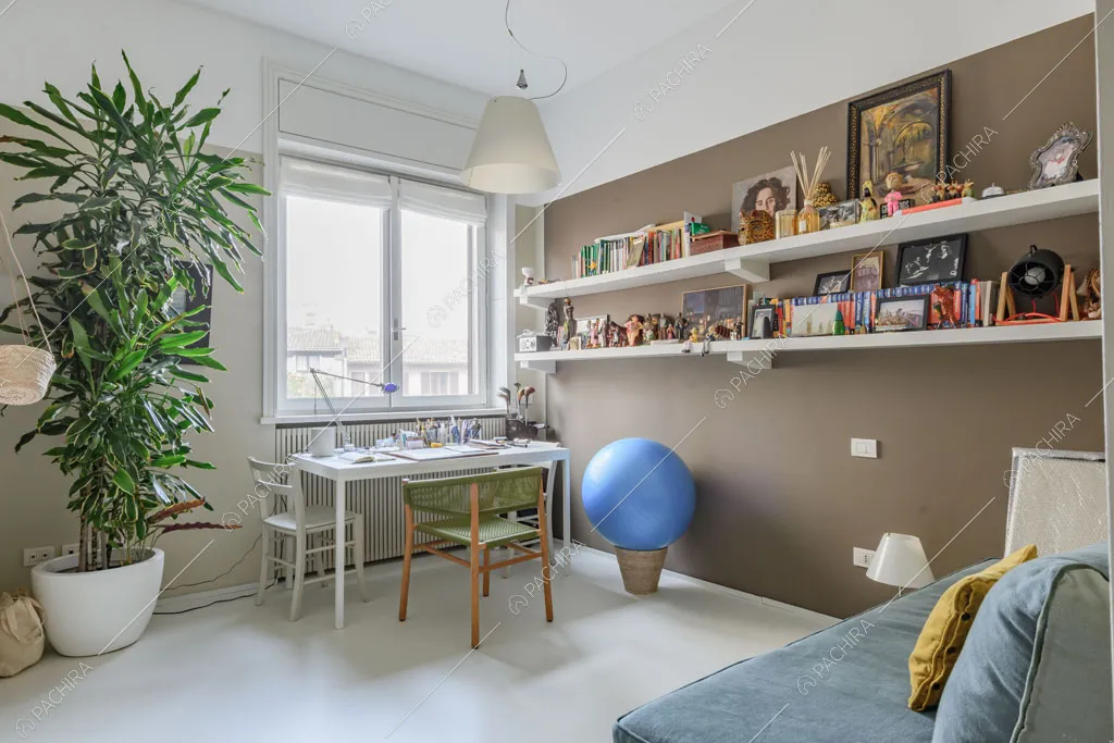 Pareti grigie nello studio dell'appartamento Beryl, location in stile contemporaneo a Milano