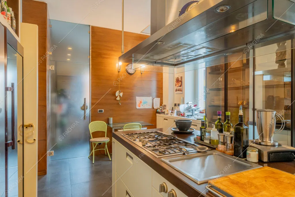 Cucina dell'appartamento Yalu, location in stile contemporaneo a Roma