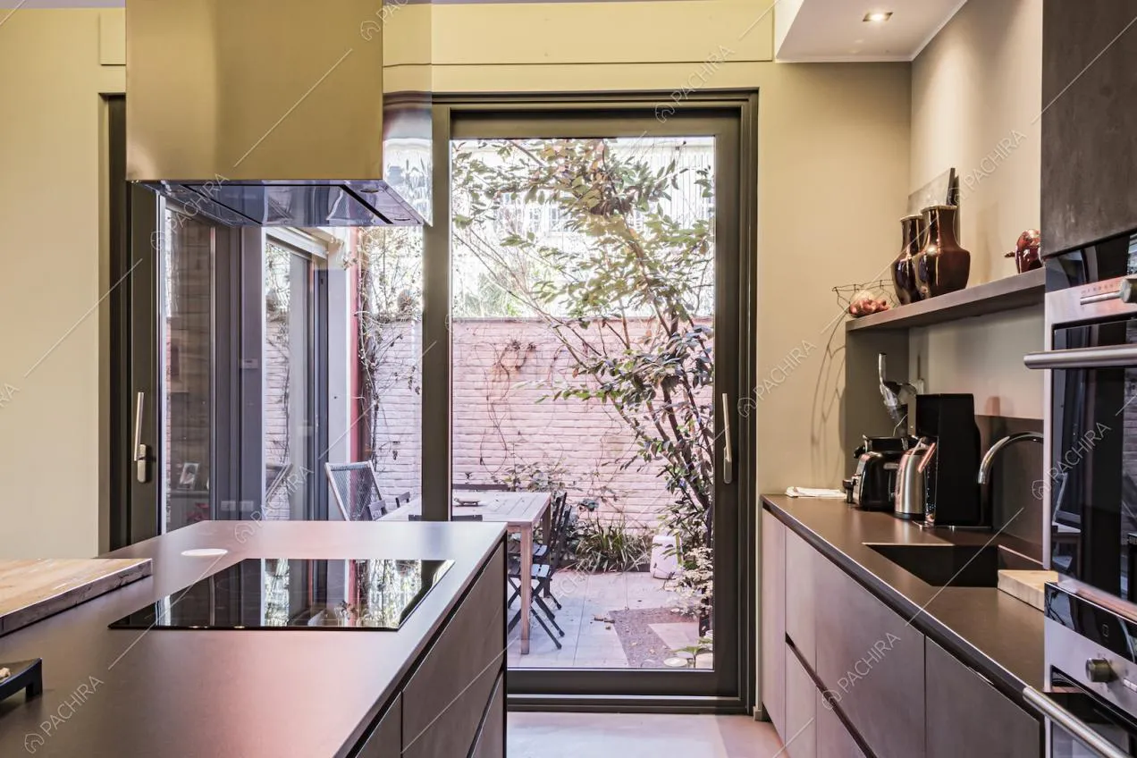 Porta finestra scorrevole con accesso al terrazzo dalla cucina 