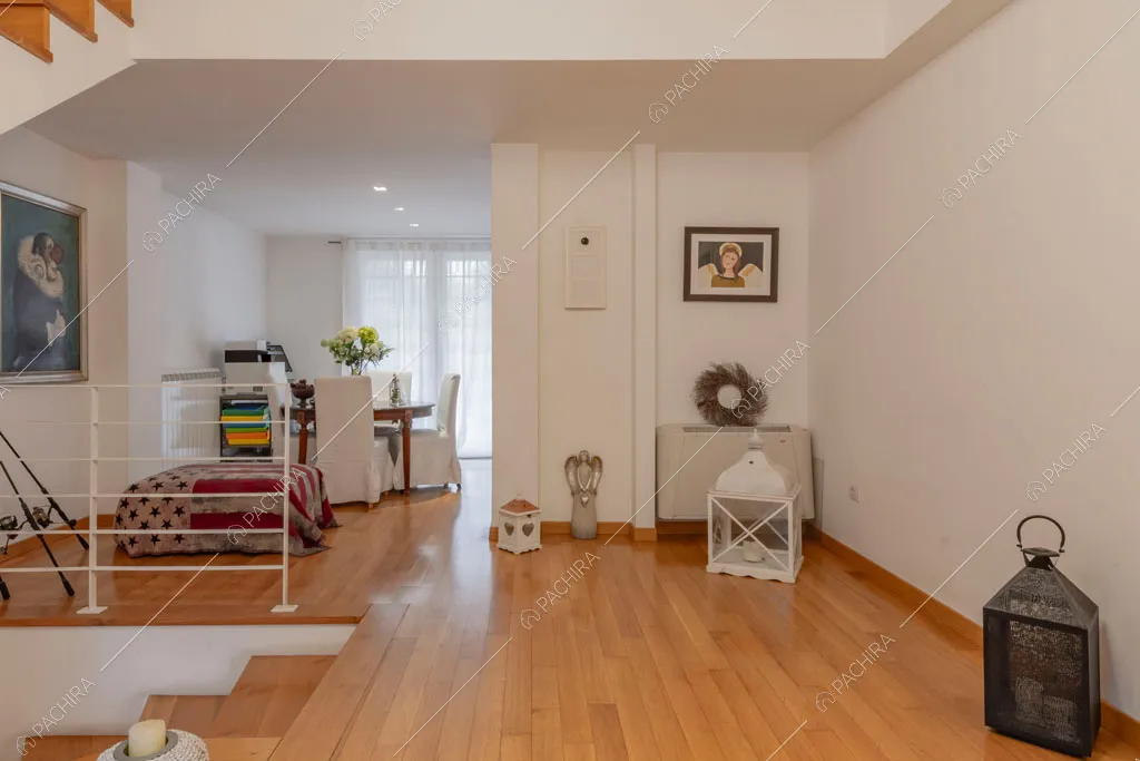 Atrio con pavimento in parquet della villa Bauxite, location in stile moderno a Roma