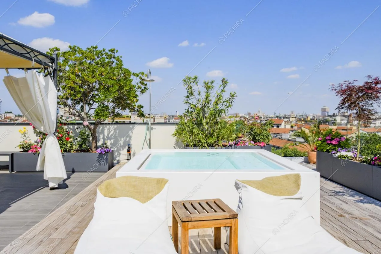 Angolo della terrazza con piscina e poltrone a sacco