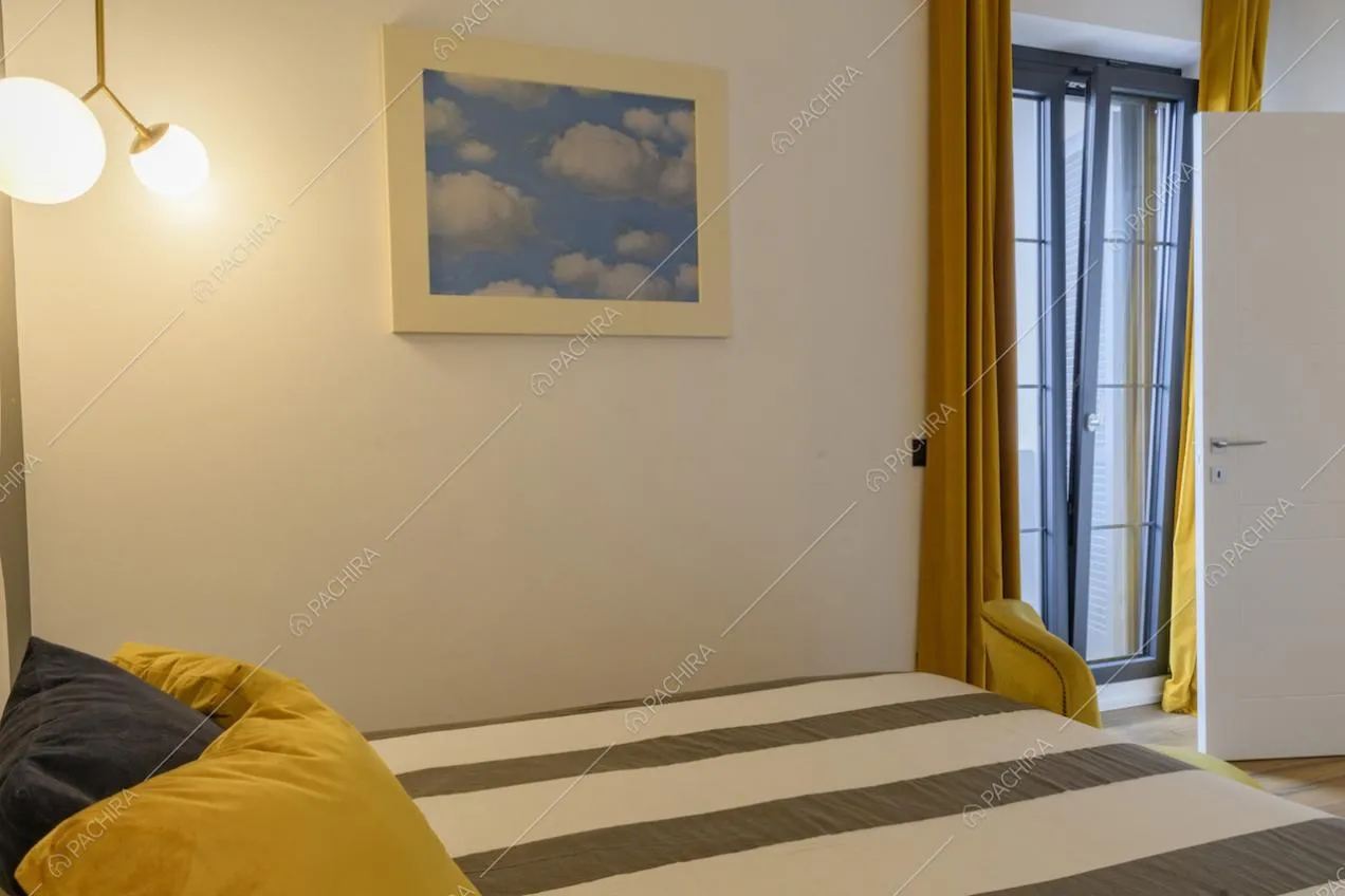 Porta finestra con tendaggio in velluto e quadro appeso alla parete