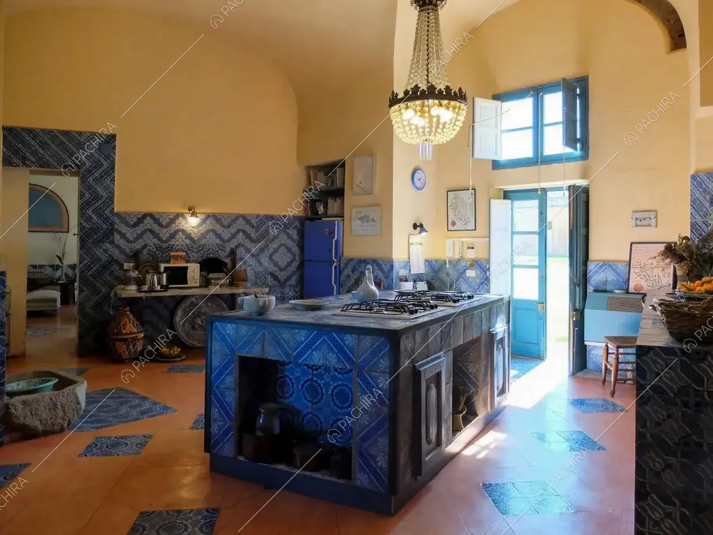 Cucina con fornelli a gas della villa Tanami, location in stile classico a Palermo