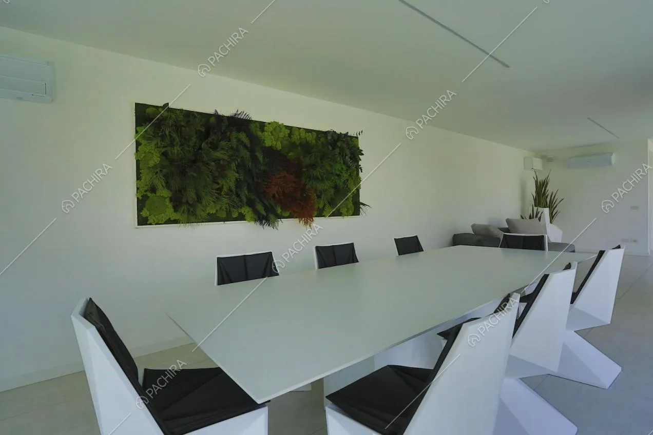 Tavolo da pranzo con giardino a parete e pavimento in piastrelle
